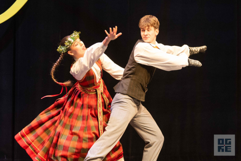 FOTO: Deju kolektīvi “Spolītes” un “Spole” svin 15 gadu jubileju