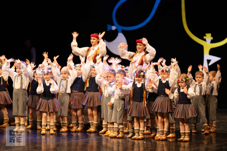 FOTO: Deju kolektīvi “Spolītes” un “Spole” svin 15 gadu jubileju