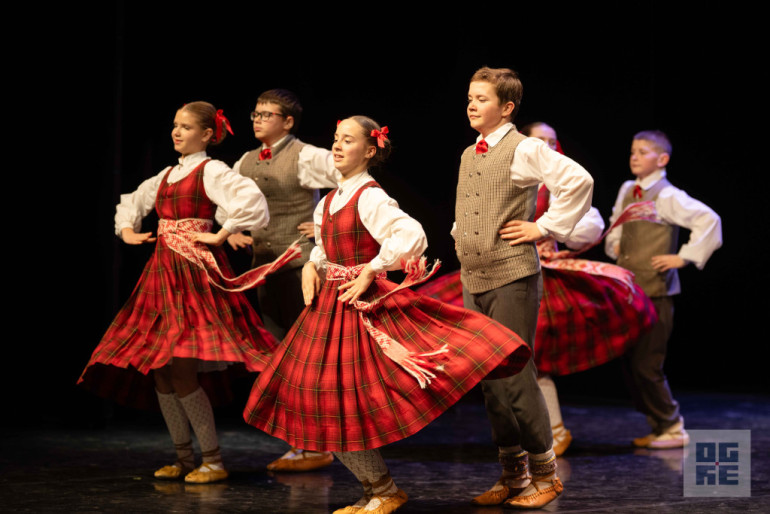 FOTO: Deju kolektīvi “Spolītes” un “Spole” svin 15 gadu jubileju