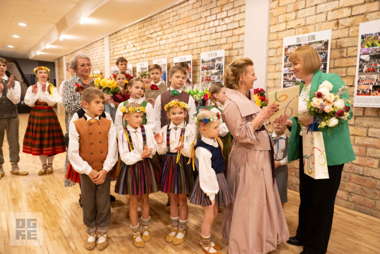 FOTO: Deju kolektīvi “Spolītes” un “Spole” svin 15 gadu jubileju