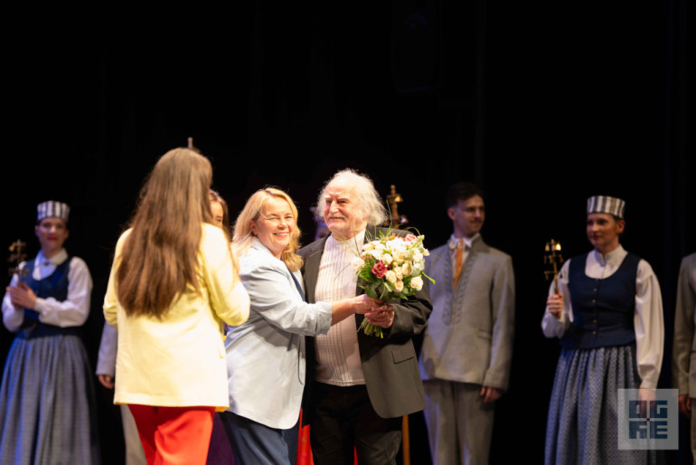 FOTO: Deju kolektīvi “Spolītes” un “Spole” svin 15 gadu jubileju