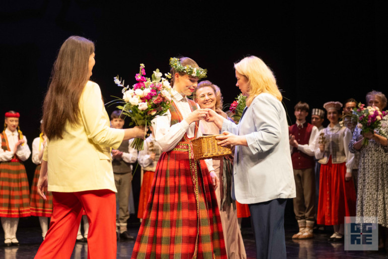 FOTO: Deju kolektīvi “Spolītes” un “Spole” svin 15 gadu jubileju