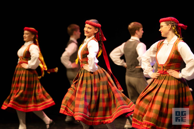 FOTO: Deju kolektīvi “Spolītes” un “Spole” svin 15 gadu jubileju