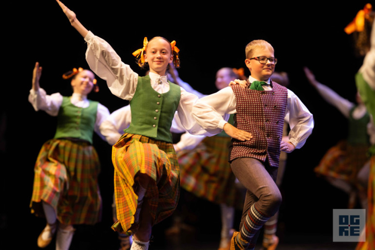 FOTO: Deju kolektīvi “Spolītes” un “Spole” svin 15 gadu jubileju