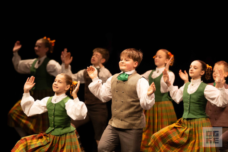 FOTO: Deju kolektīvi “Spolītes” un “Spole” svin 15 gadu jubileju