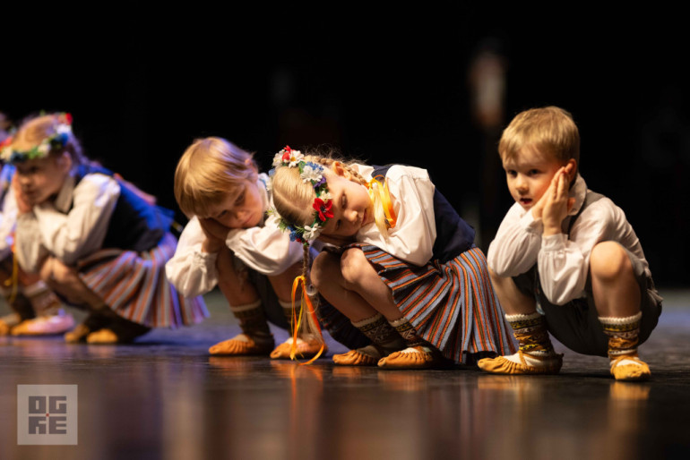 FOTO: Deju kolektīvi “Spolītes” un “Spole” svin 15 gadu jubileju