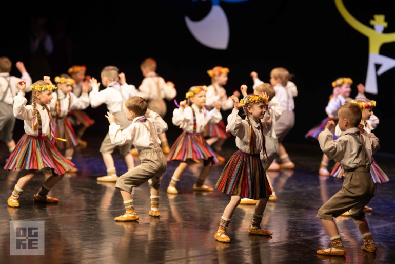 FOTO: Deju kolektīvi “Spolītes” un “Spole” svin 15 gadu jubileju