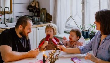 Attēls rakstam: Kāda nozīme drošībai, ja nebūs ko sargāt? Ašnevicu pāra laime slēpjas drosmē būt lielai ģimenei
