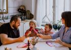 Attēls rakstam: Kāda nozīme drošībai, ja nebūs ko sargāt? Ašnevicu pāra laime slēpjas drosmē būt lielai ģimenei