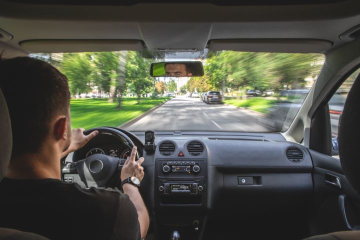 Ogrē spārda braucošus auto