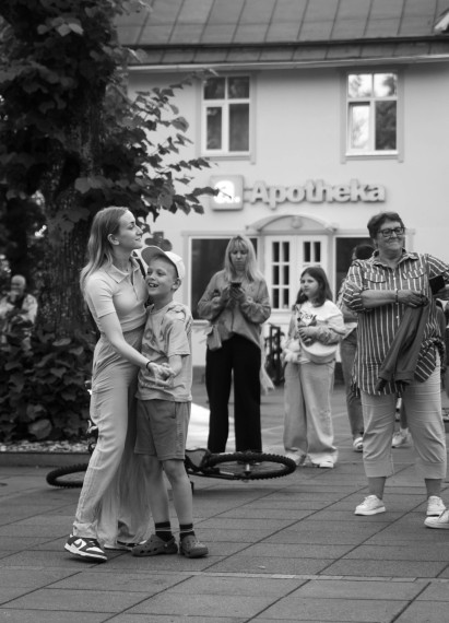 FOTO: Aizvadīts Skvēra koncerts ar mūziķi Gati Mūrnieku un viņa grupu