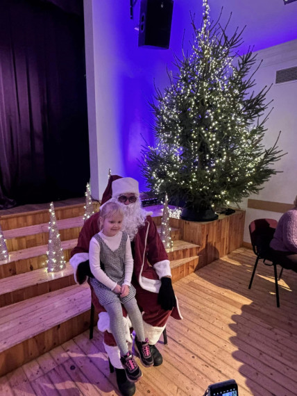 FOTO: Ikšķilē iemirdzējusies Lielā pilsētas egle
