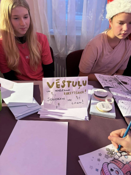 FOTO: Ikšķilē iemirdzējusies Lielā pilsētas egle