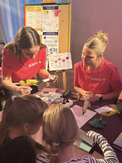 FOTO: Ikšķilē iemirdzējusies Lielā pilsētas egle