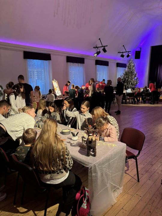 FOTO: Ikšķilē iemirdzējusies Lielā pilsētas egle