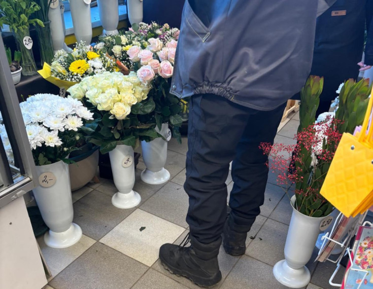 FOTO. Tulpes, rosība un tukši ziedu plaukti: mirkļi no 8. marta Ogrē