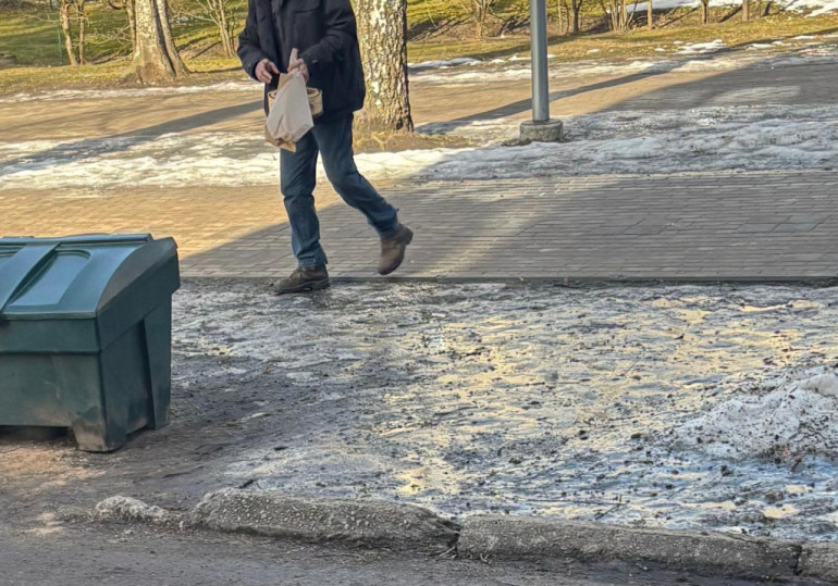 FOTO. Tulpes, rosība un tukši ziedu plaukti: mirkļi no 8. marta Ogrē