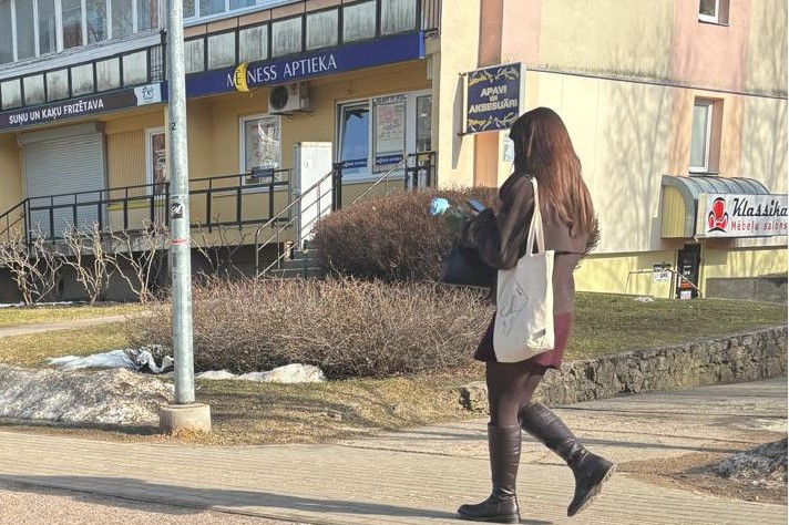 FOTO. Tulpes, rosība un tukši ziedu plaukti: mirkļi no 8. marta Ogrē