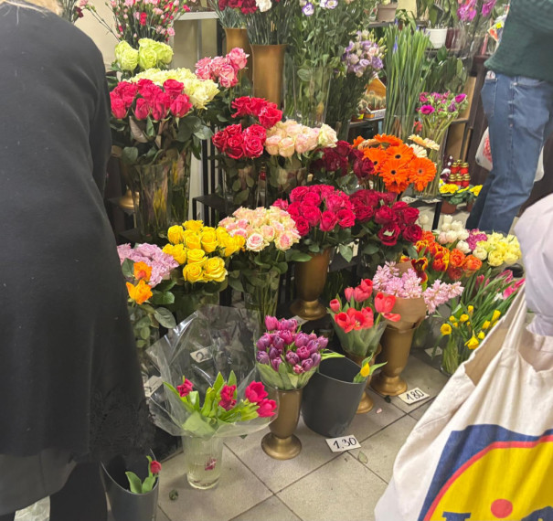 FOTO. Tulpes, rosība un tukši ziedu plaukti: mirkļi no 8. marta Ogrē