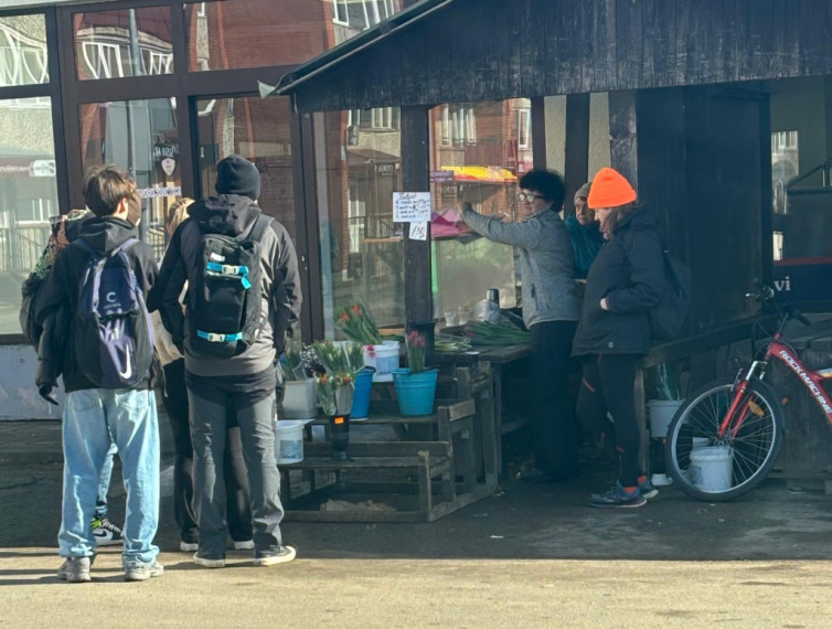 FOTO. Tulpes, rosība un tukši ziedu plaukti: mirkļi no 8. marta Ogrē