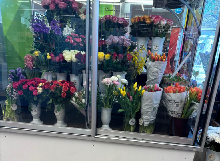 FOTO. Tulpes, rosība un tukši ziedu plaukti: mirkļi no 8. marta Ogrē