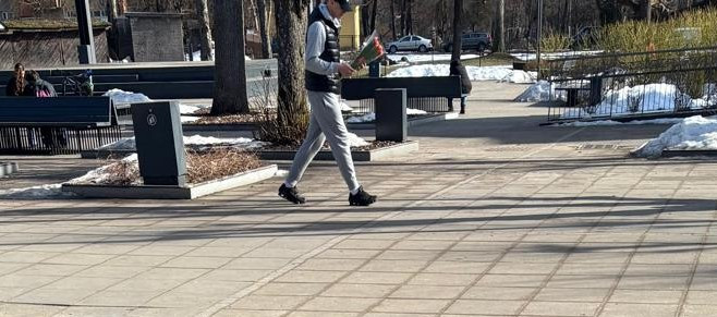 FOTO. Tulpes, rosība un tukši ziedu plaukti: mirkļi no 8. marta Ogrē