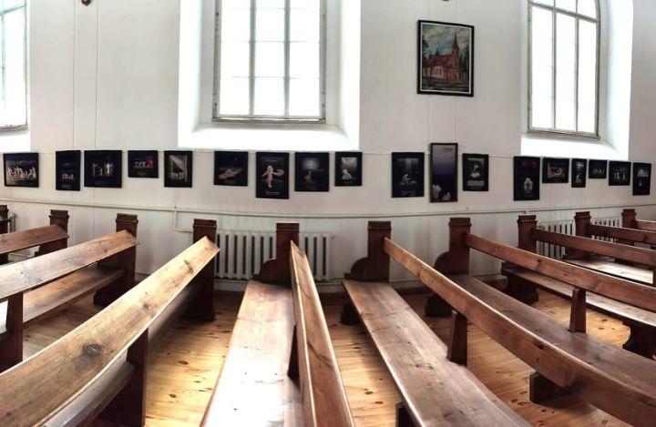 Kompozīcijas ar Bībeles ainām - unikāla izstāde Ogres luteriskajā dievnamā