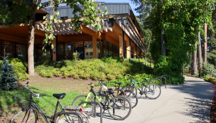 Zviedrijas augstskolas studenti iepazīst Ogres Centrālo bibliotēku