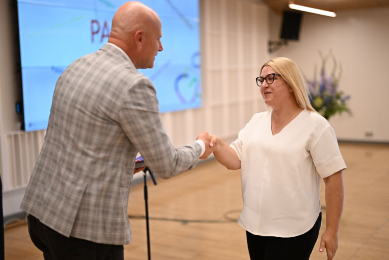 FOTO: Godināti visi, kuri palīdzēja Ogres novadam būt tikt spoži pārstāvētam skolēnu dziesmu un deju svētkos