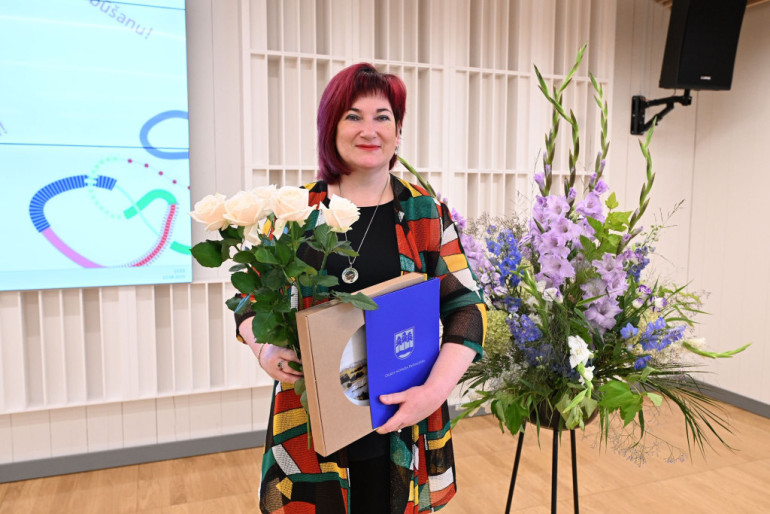 FOTO: Godināti visi, kuri palīdzēja Ogres novadam būt tikt spoži pārstāvētam skolēnu dziesmu un deju svētkos