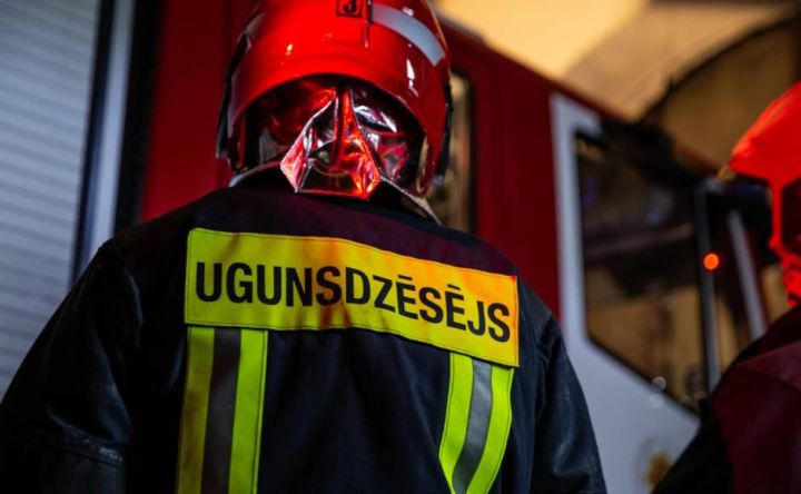 Lielvārdē dega divstāvu dzīvojamās mājas jumts