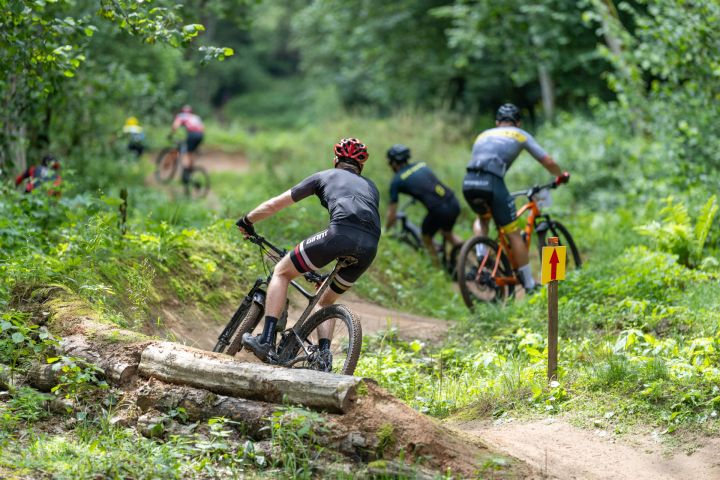 “Ikšķiles MTB velobraucienā” spraigā finišā uzvar Kļaviņš, sievietēm atkal pirmā Jaunslaviete-Kipure
