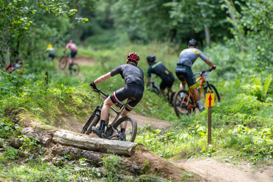 “Ikšķiles MTB velobraucienā” spraigā finišā uzvar Kļaviņš, sievietēm atkal pirmā Jaunslaviete-Kipure