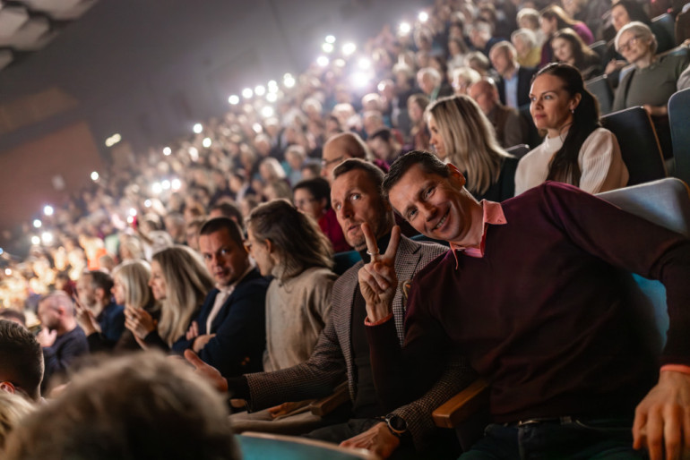 FOTO: Leģendārā grupa "Turaidas Roze" ar jaudīgu koncertu Ogrē atklāj jubilejas koncerttūri