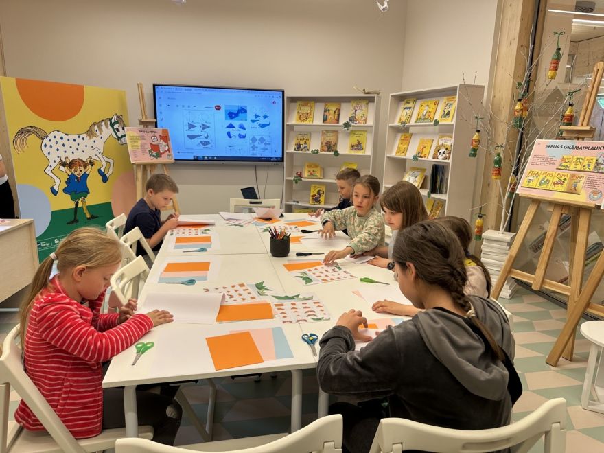 Bērnu literatūras nodaļā bērni tiekas nodarbībās “Radošie rīti”