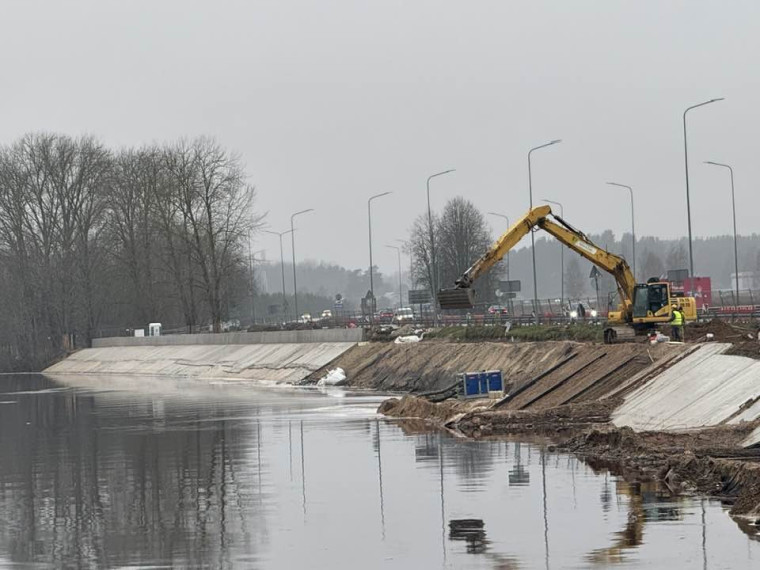 FOTO. Egils Helmanis dalās ar progresu &quot;Ogres vārtu&quot; būvniecībā