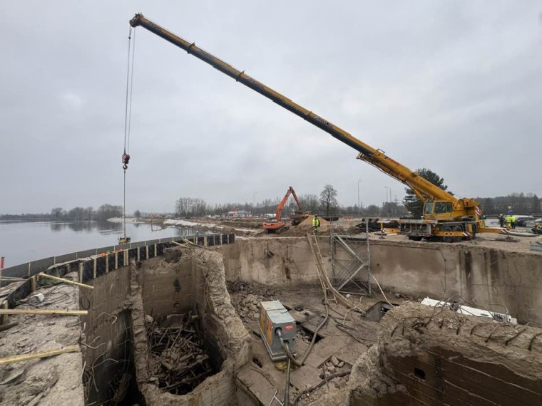 FOTO. Egils Helmanis dalās ar progresu &quot;Ogres vārtu&quot; būvniecībā