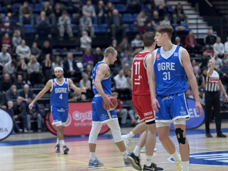 Foto: “BK Ogre” pret “Liepāju” uzvar puslaikā, bet zaudē spēlē