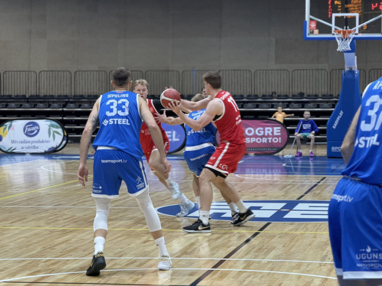 Foto: “BK Ogre” pret “Liepāju” uzvar puslaikā, bet zaudē spēlē