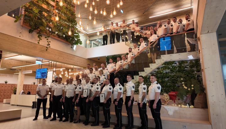 Ogres novada pašvaldības policijas darbiniekus sveic Policijas darbinieku dienā