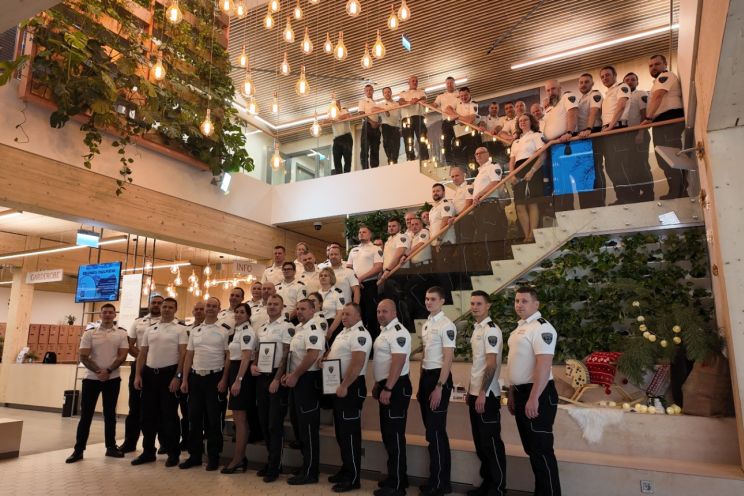 Attēls rakstam: Ogres novada pašvaldības policijas darbiniekus sveic Policijas darbinieku dienā