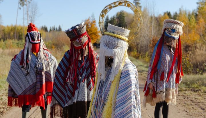 Spēlfilma "Visi putni skaisti dzied"