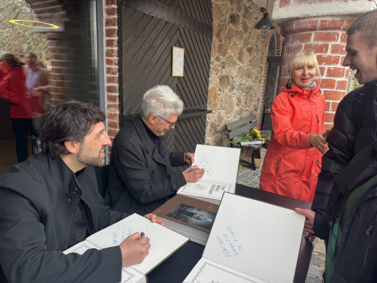 FOTO: Taurupē atklāj Lato Lapsas izstādi un grāmatu par latviešu strēlniekiem