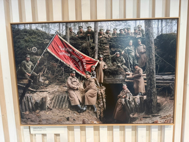 FOTO: Taurupē atklāj Lato Lapsas izstādi un grāmatu par latviešu strēlniekiem