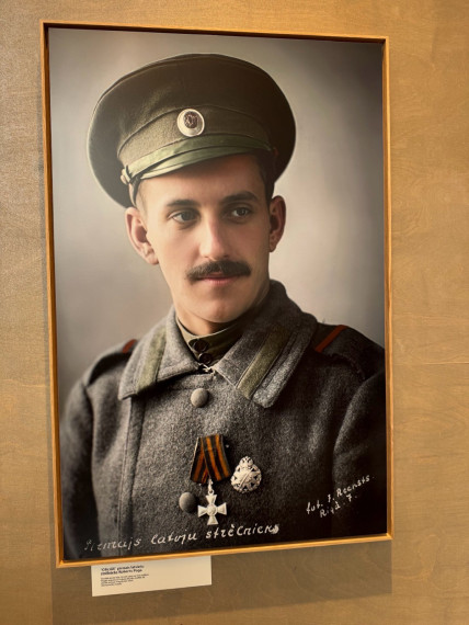 FOTO: Taurupē atklāj Lato Lapsas izstādi un grāmatu par latviešu strēlniekiem