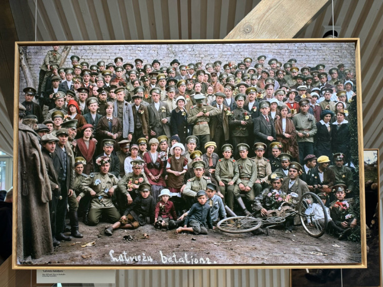 FOTO: Taurupē atklāj Lato Lapsas izstādi un grāmatu par latviešu strēlniekiem