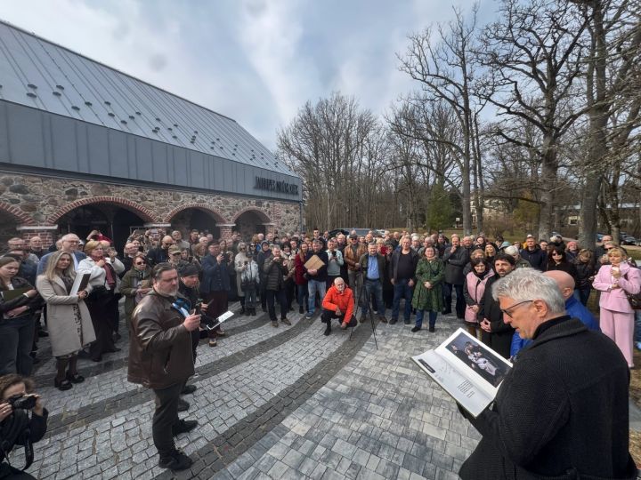 FOTO: Taurupē atklāj Lato Lapsas izstādi un grāmatu par latviešu strēlniekiem
