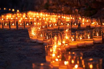 Attēls rakstam: Uz Somijas parlamenta aizdegtas sveces par katra plānotā aborta upuri 2024. gadā