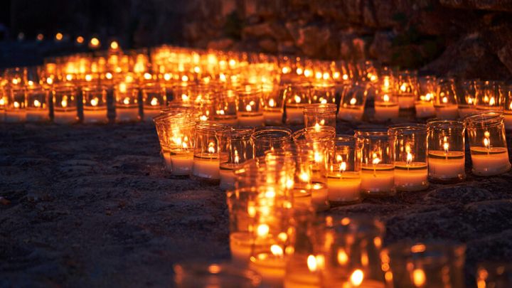 Uz Somijas parlamenta aizdegtas sveces par katra plānotā aborta upuri 2024. gadā