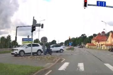 Attēls rakstam: VIDEO: Ogrē motorollera vadītājs ietriecas automašīnā un metas bēgt